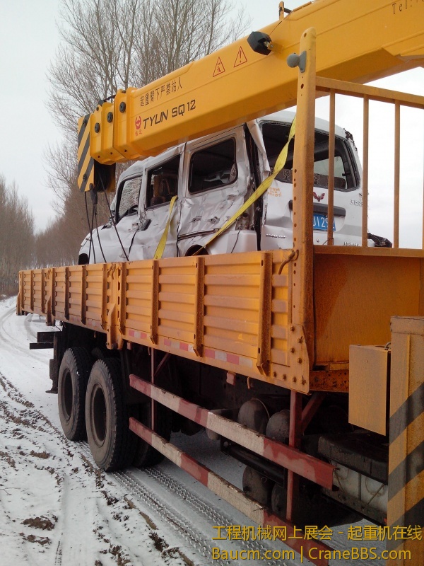 随车吊 吊事故车