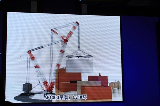 发布会现场演示ZCC3200PN履带式起重机实验吊装过程.jpg