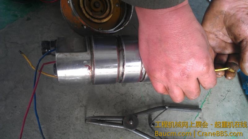 用木棒敲出转子