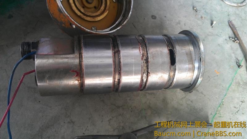 左侧三根电线，两根有裂口，