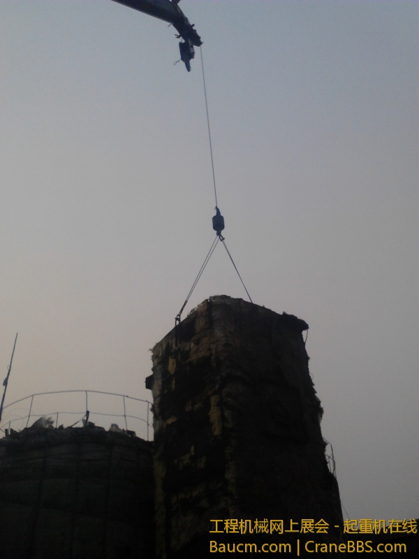 跨房吊油罐之险象环生 (2).jpg