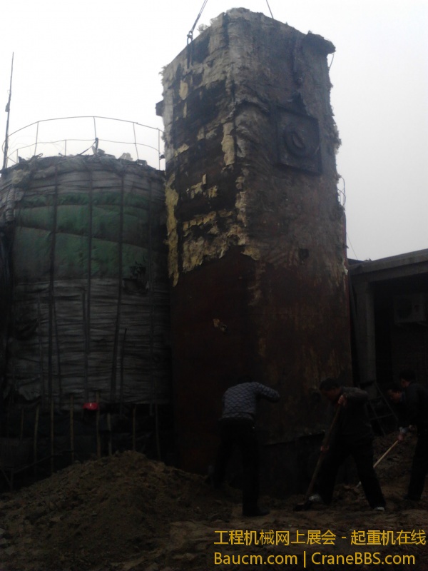 跨房吊油罐之险象环生 (3).jpg