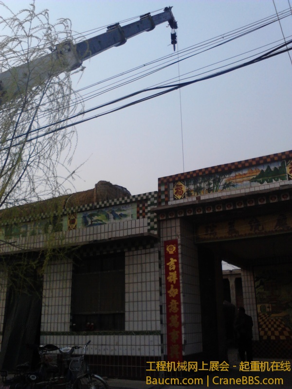 跨房吊油罐之险象环生 (5).jpg