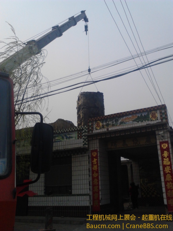 跨房吊油罐之险象环生 (15).jpg