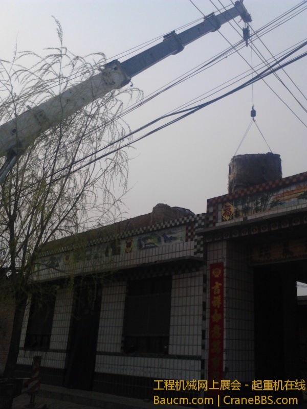 跨房吊油罐之险象环生 (17).jpg