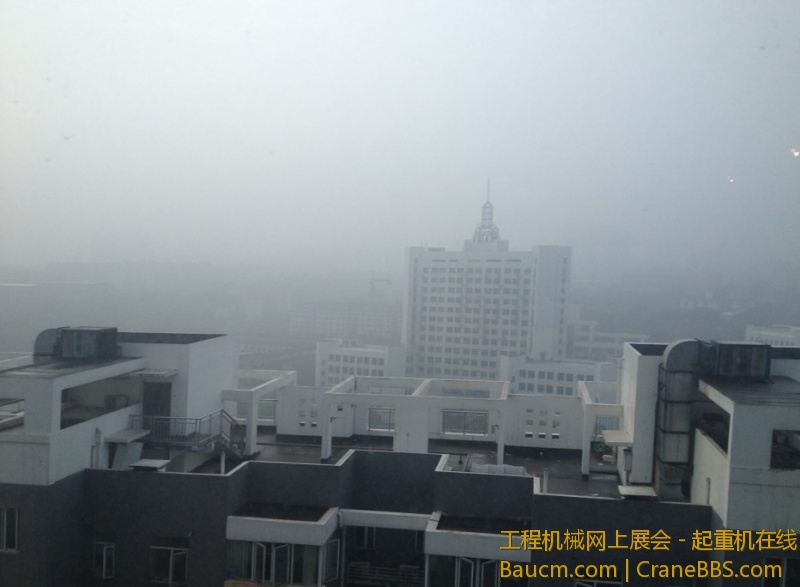 雾气蒙蒙。等候司机前来接我们。