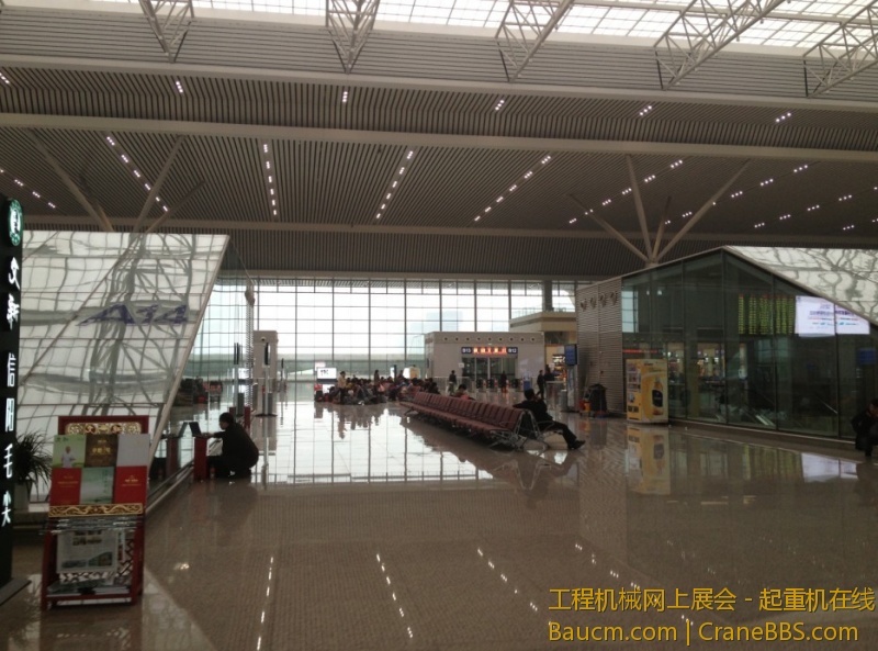 进入候车厅，等高铁进站。