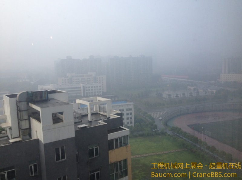 到达长沙，由于刚下过雨，空气非常湿润，显得雾气蒙蒙。