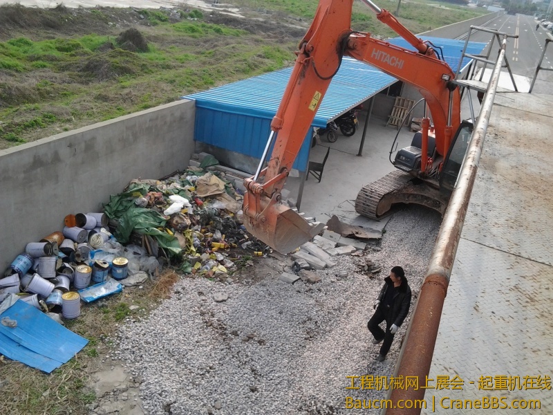 这下里面的吊车出不来了，挖机平路