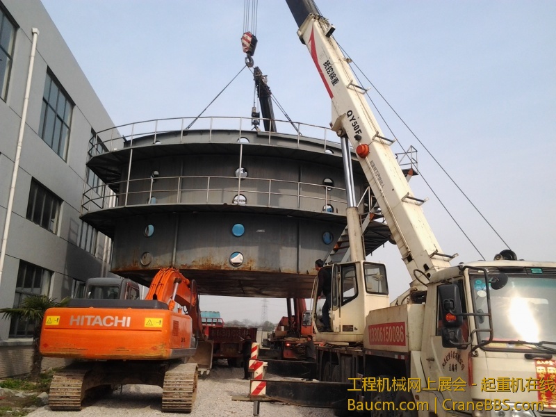 货车倒不出来了，挖机出动救援