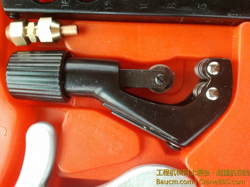 切管器 先用它把破的一段切掉