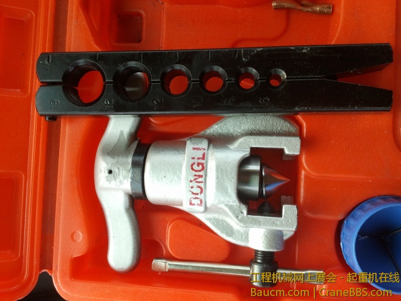 再用扩口器把两个管头扩成喇叭口状