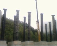 自行脱钩，因为钢管吊到位没有固定-