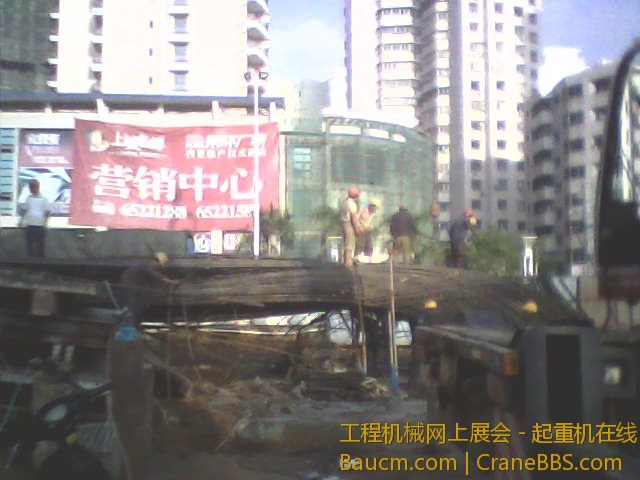 装模板，结果柱子倒了--一大早调度打电话叫我去抢救，可车没油--别在救被夹住的3名工人-