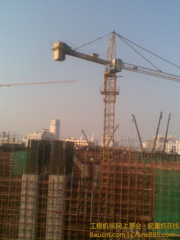 这个工地唯一好处是吊车司机是大爷-每天没烟，没饮料不给你好好干，还有就是吊车，随车吊多--