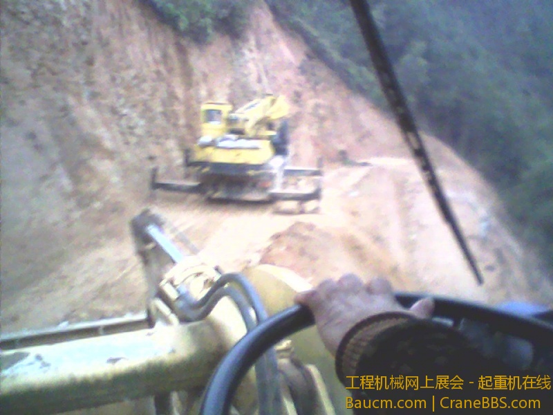 吊到最后配重上加了20包山土-一包大概60左右还用装载机压下才吊完最后一条笼