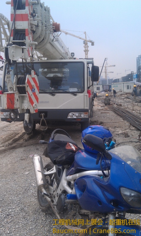 新买的吊车，以及自己日常生活的代步摩托车。