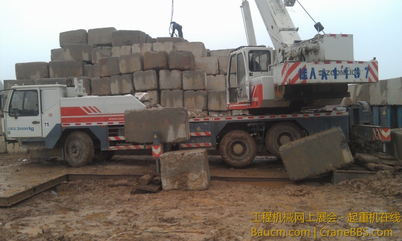 同个工地，以前在单位做的车子也在一起干活。太狠了压了6吨配重在前支腿，一边一个。那配重压桩测试要压200 ...