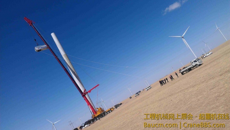 机舱吊起后起风不小，连人带车拉住机舱