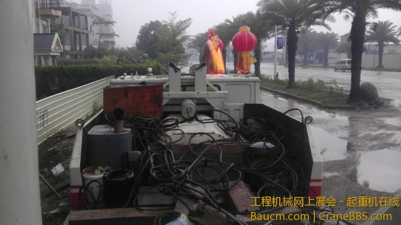 车上的钢丝绳跟蜘蛛网一样乱