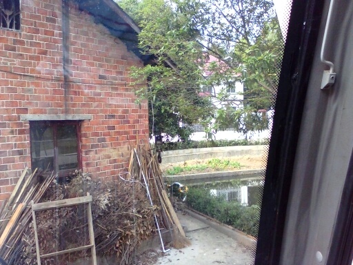 房子边的瓦被挂到了