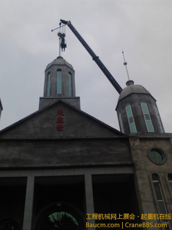 西马庄教堂安装十字架.jpg