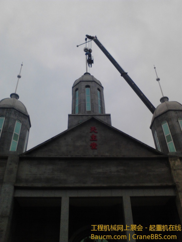 西马庄教堂安装十字架 (1).jpg