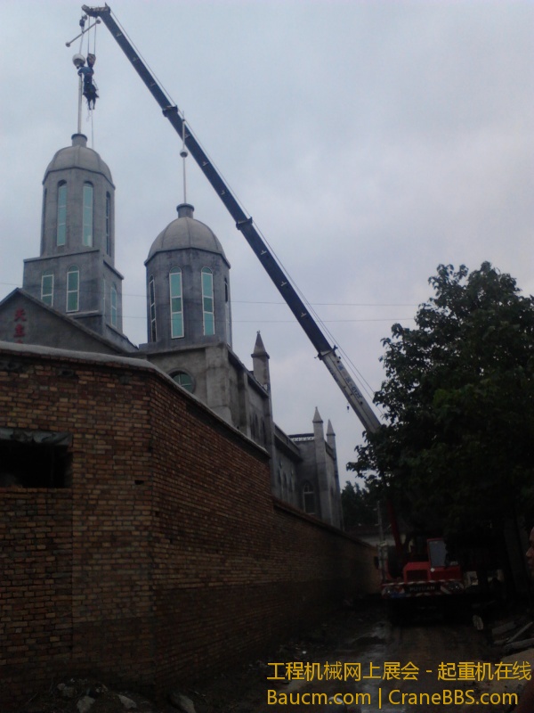 西马庄教堂安装十字架 (2).jpg