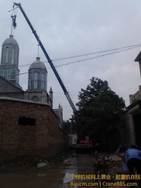 西马庄教堂安装十字架 (3).jpg