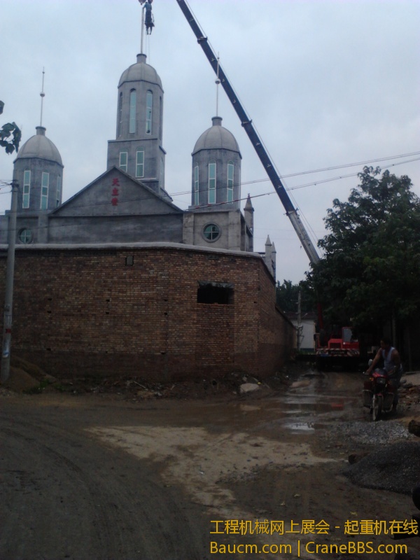 西马庄教堂安装十字架 (4).jpg