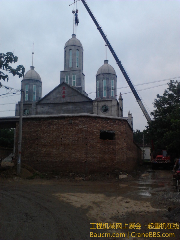 西马庄教堂安装十字架 (5).jpg