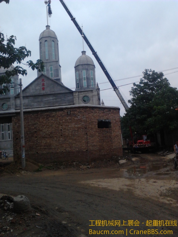 西马庄教堂安装十字架 (6).jpg