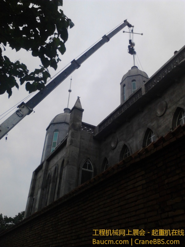 西马庄教堂安装十字架 (12).jpg