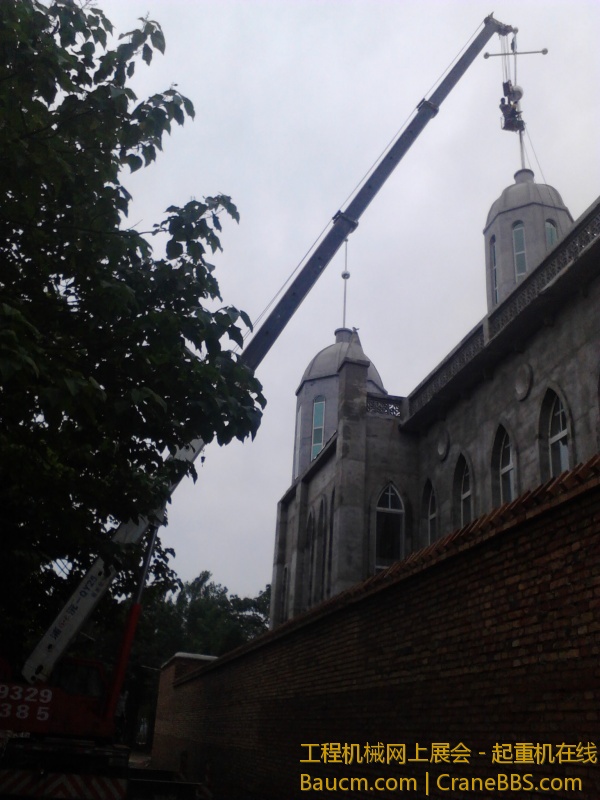 西马庄教堂安装十字架 (15).jpg