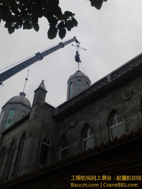 西马庄教堂安装十字架 (17).jpg