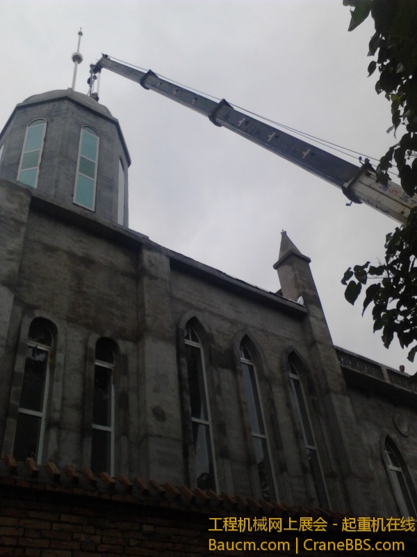 西马庄教堂安装十字架 (9).jpg