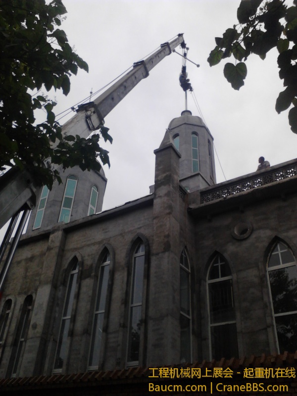 西马庄教堂安装十字架 (10).jpg