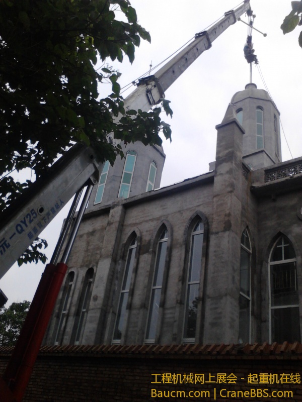 西马庄教堂安装十字架 (11).jpg