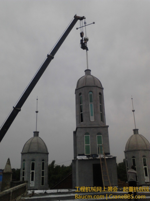 西马庄教堂安装十字架 (24).jpg