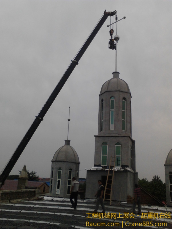 西马庄教堂安装十字架 (25).jpg