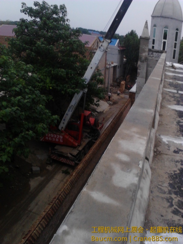 西马庄教堂安装十字架 (26).jpg