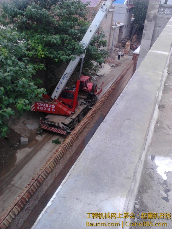 西马庄教堂安装十字架 (27).jpg