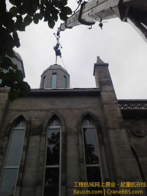 西马庄教堂安装十字架 (18).jpg