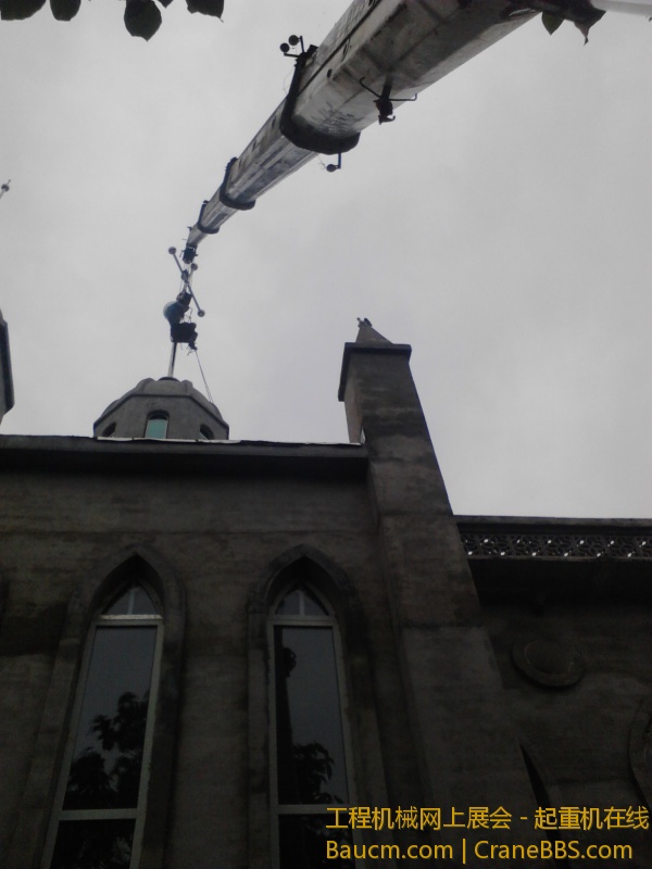 西马庄教堂安装十字架 (19).jpg