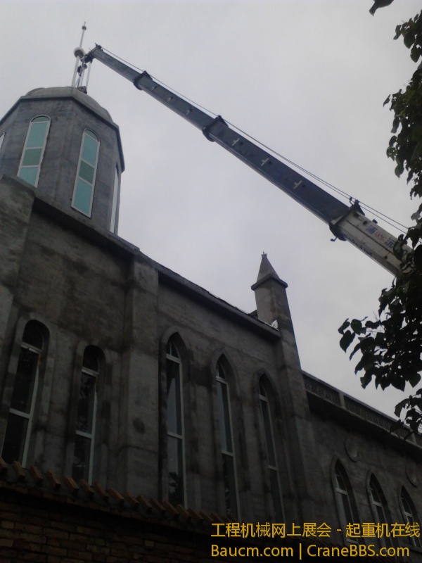 西马庄教堂安装十字架 (20).jpg