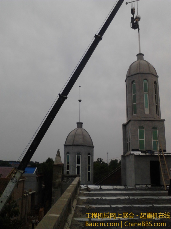 西马庄教堂安装十字架 (28).jpg