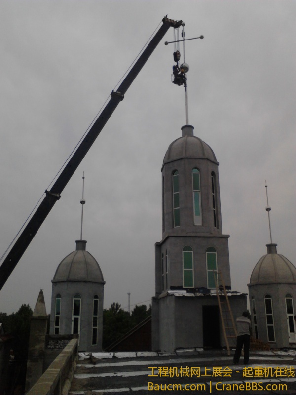 西马庄教堂安装十字架 (29).jpg