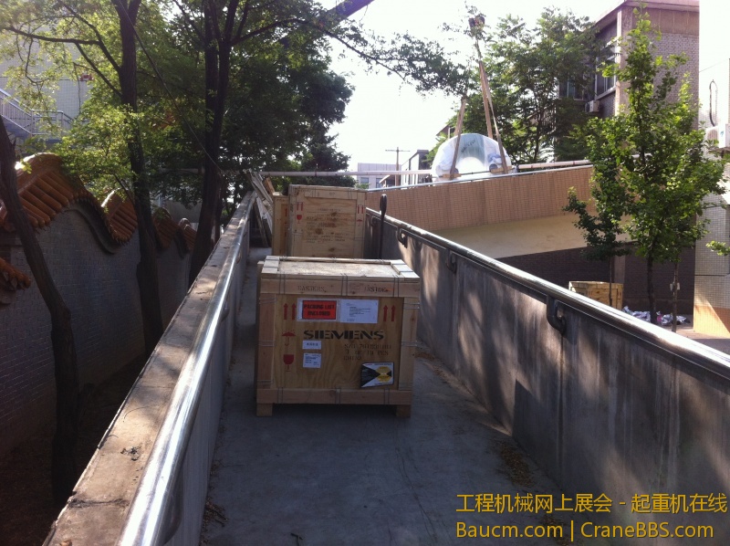 小东西在走廊放着！