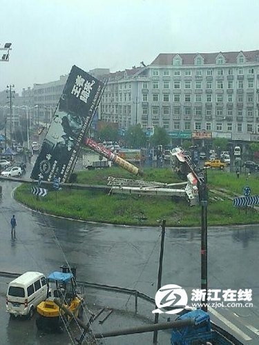 今天中午12点30分左右，海宁长安一吊车在起吊大型广告牌时，广告牌发生意外倒塌，将高压线压下。吊车司机被 ...