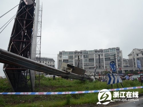 在事发现场，交通已经大面积拥堵。一大型广告牌和一高压电线杆倾倒在马路上，几根高压电线横贯马路。吊车司 ...